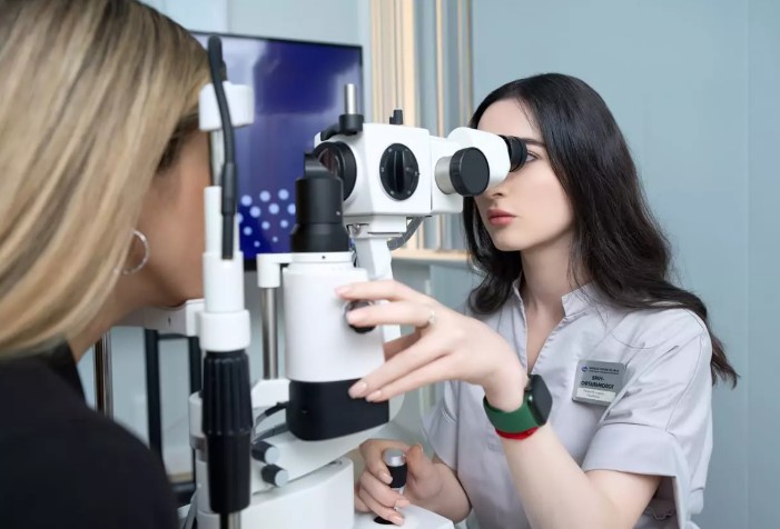 Persona haciendo ejercicios digitales para los ojos